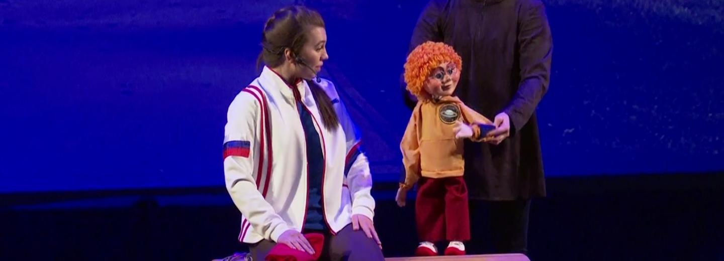 Кукольный космос: каким получился спектакль об Анне Кикиной