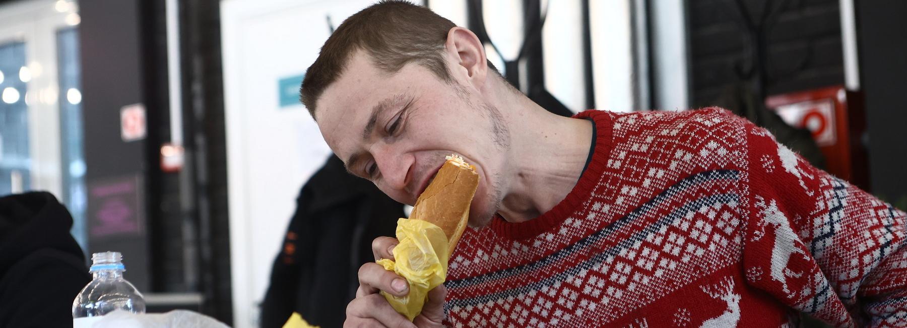 15 парней наелись хот-догов на чемпионате в Новосибирске