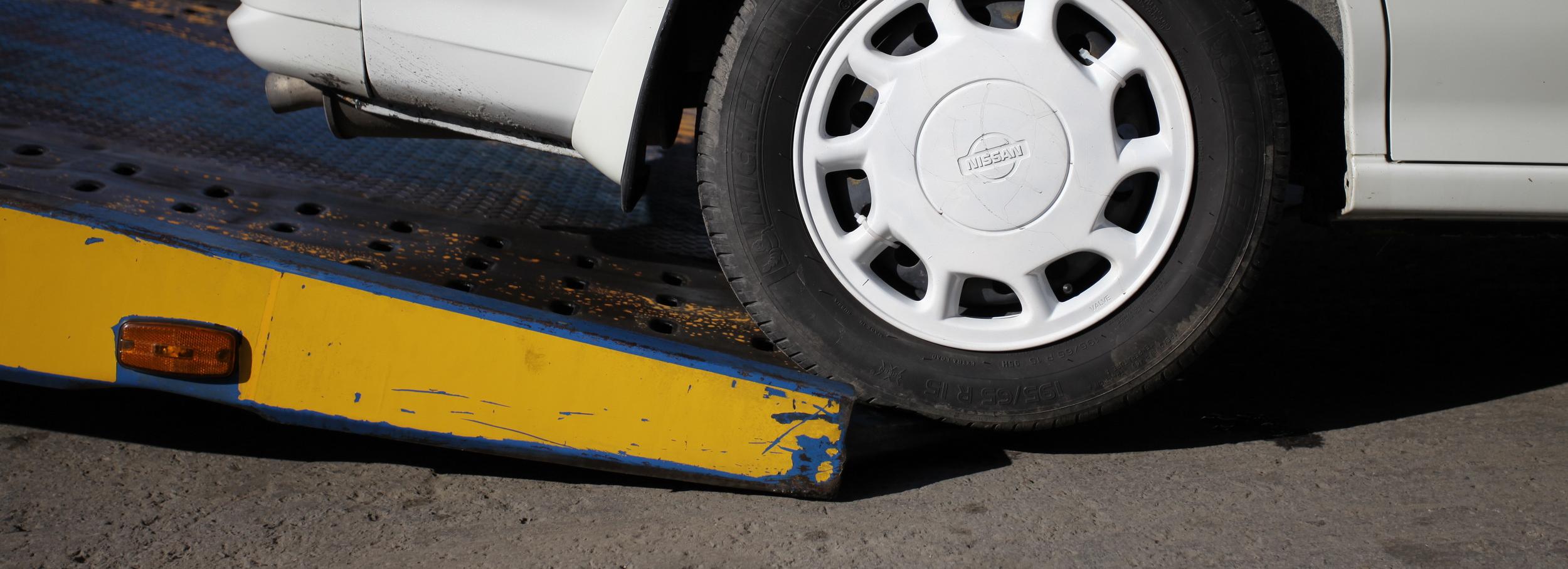 Работает эвакуатор: парковку запретят в августе на улице Добролюбова