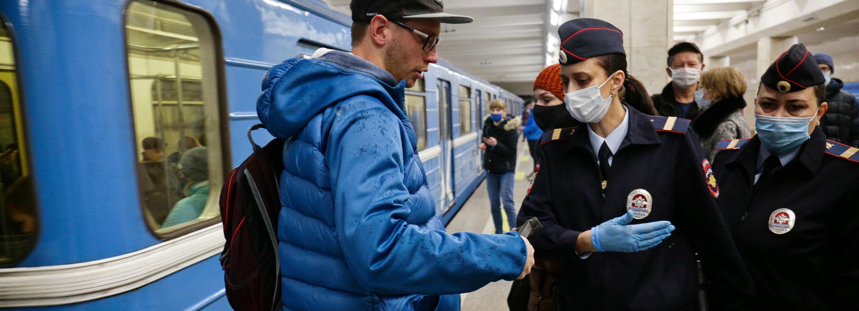 Новосибирцы стали чаще носить маски в транспорте