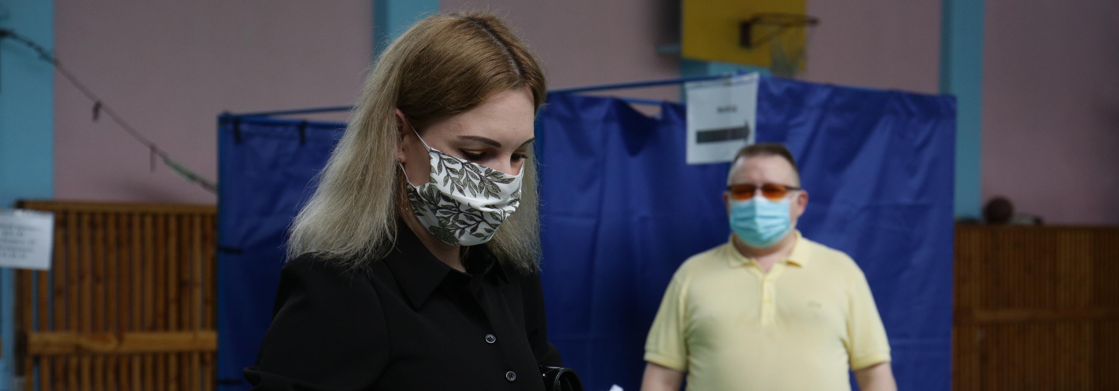 Как новосибирцы голосовали по Конституции в пандемию: 25 исторических фото