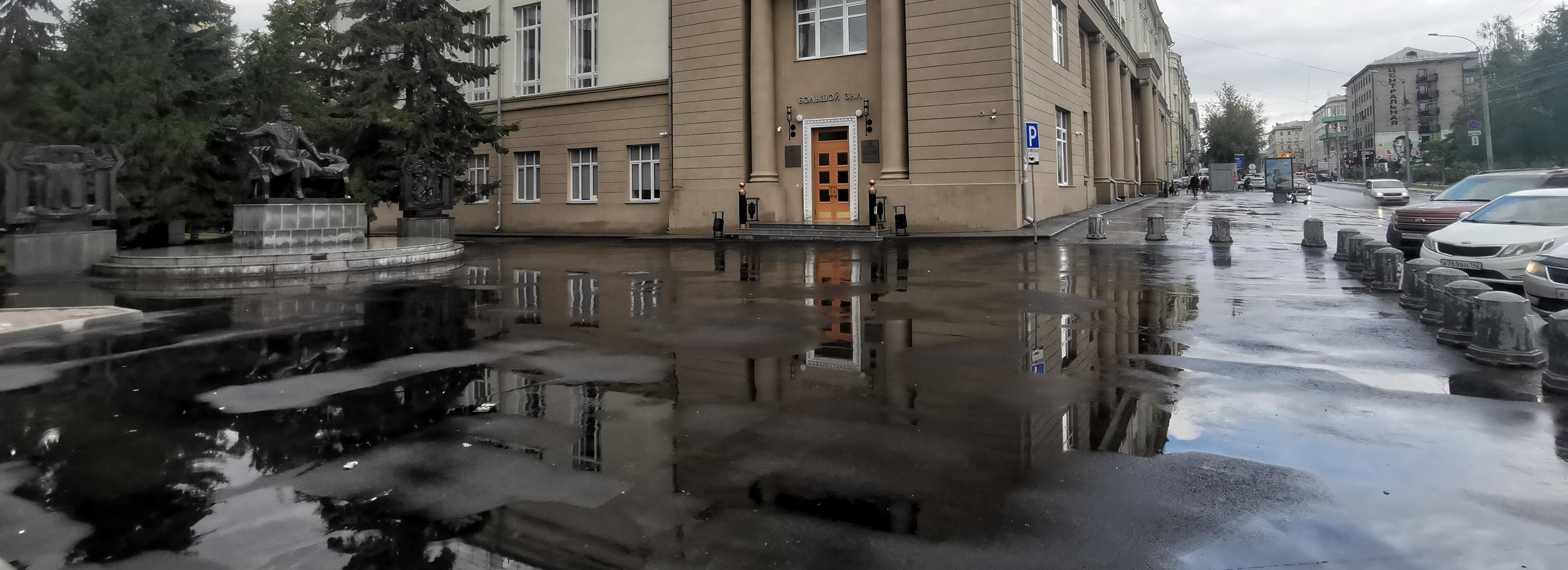 Площадку перед памятником Глинке избавили от огромной лужи