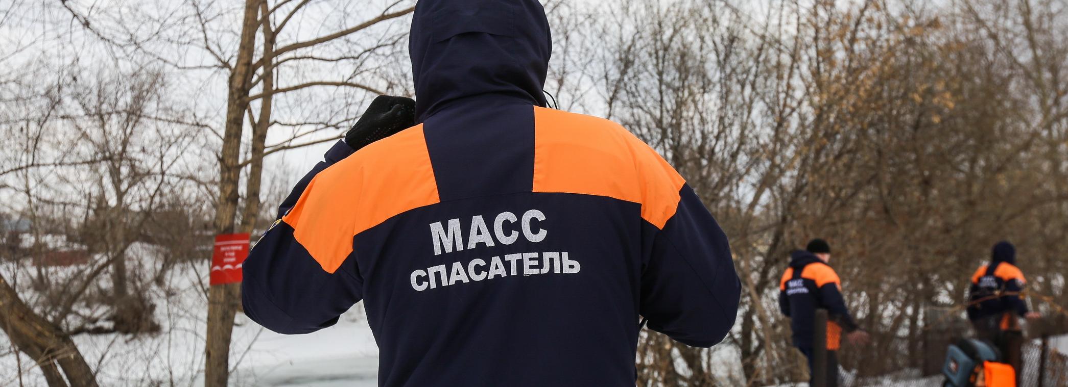 Новосибирские спасатели достали застрявшую в дырке забора собаку