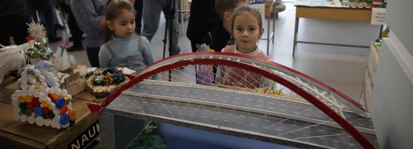 Бугринский мост и эсминец из мусора стали экспонатами выставки в ГПНТБ