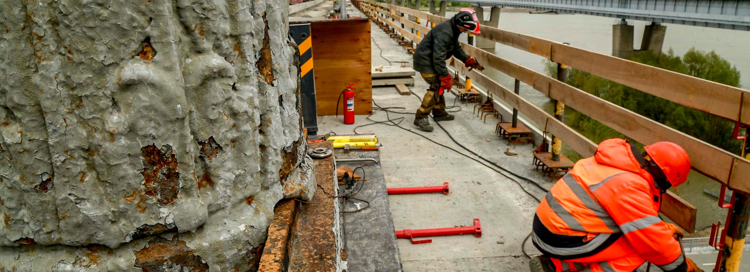 Погода не мешает круглосуточному ремонту Октябрьского моста