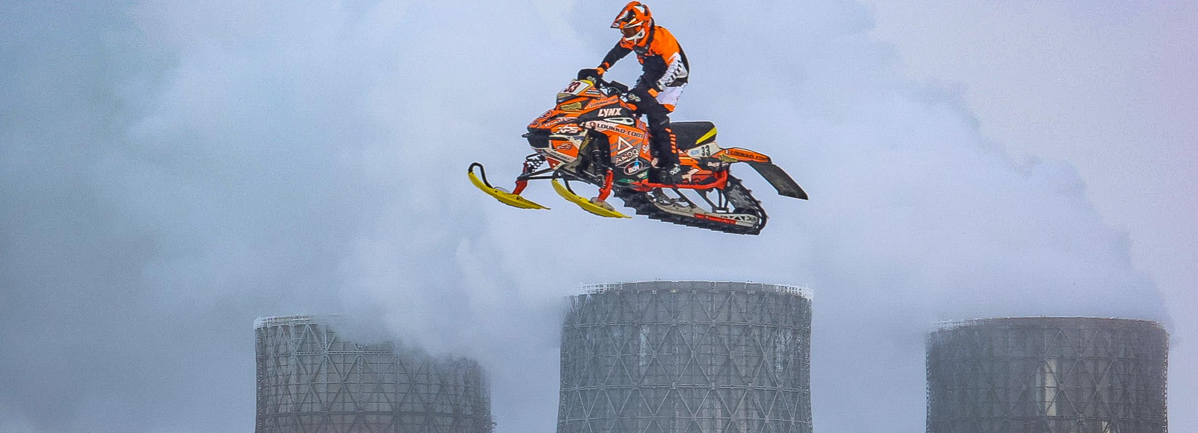 Гонки на снегоходах прошли в Новосибирске: 20 эмоциональных фото