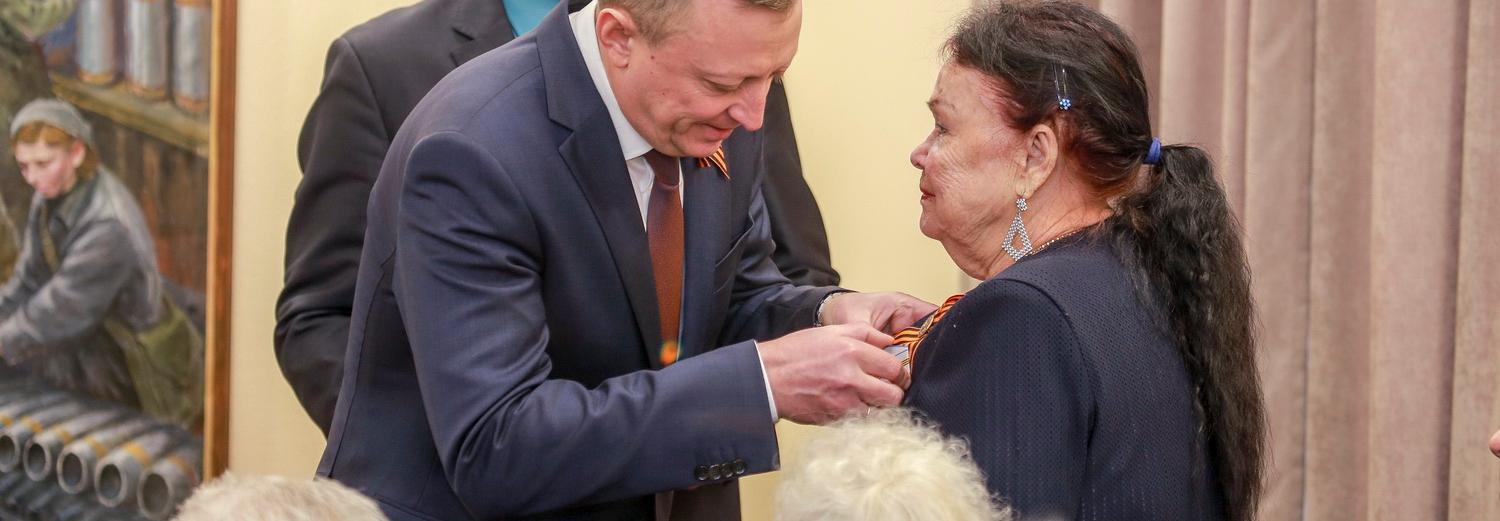 Первые медали в честь 75-летия Победы вручили в Новосибирске