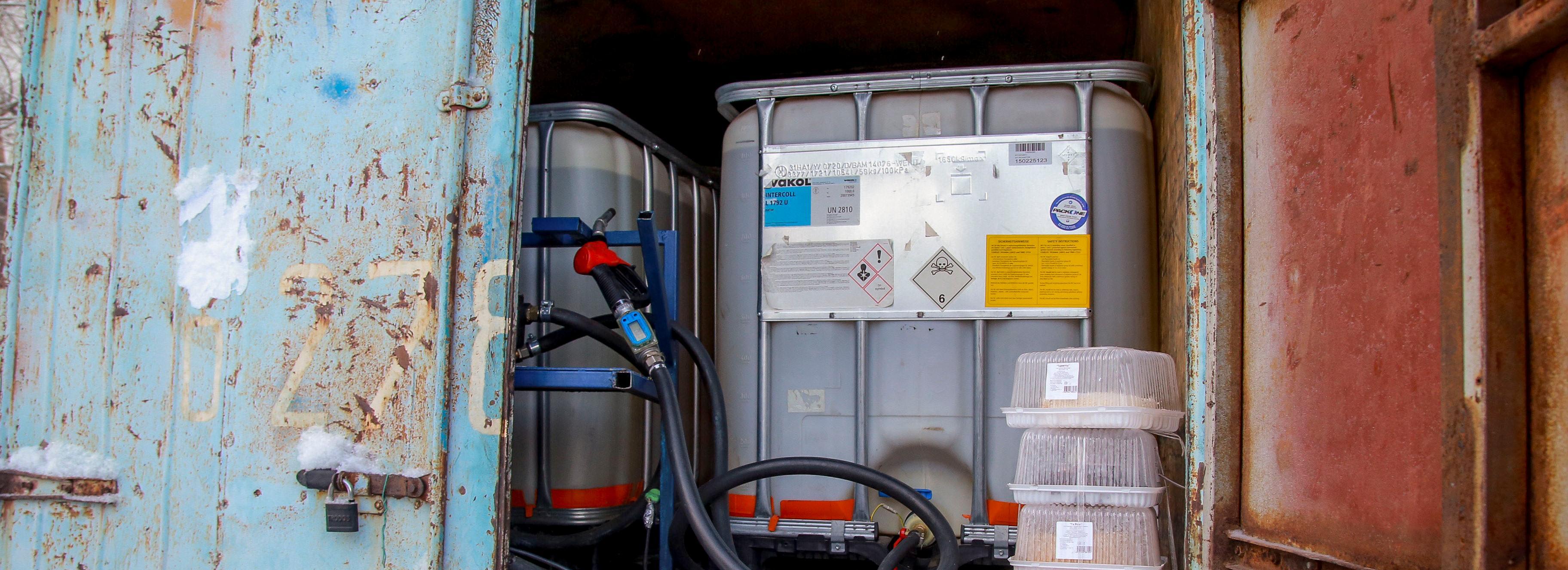 Нелегальную АЗС демонтировали с пустыря на Южно-Чемском