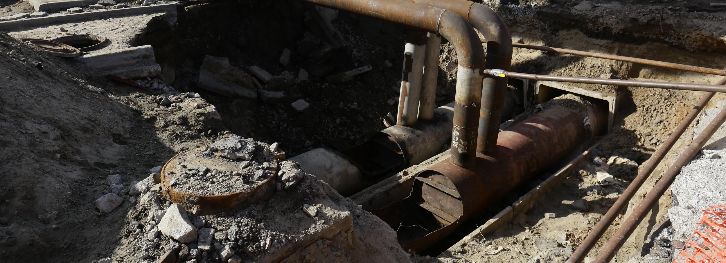 Из-за дефекта теплотрассы разрыли улицу Красина в Новосибирске