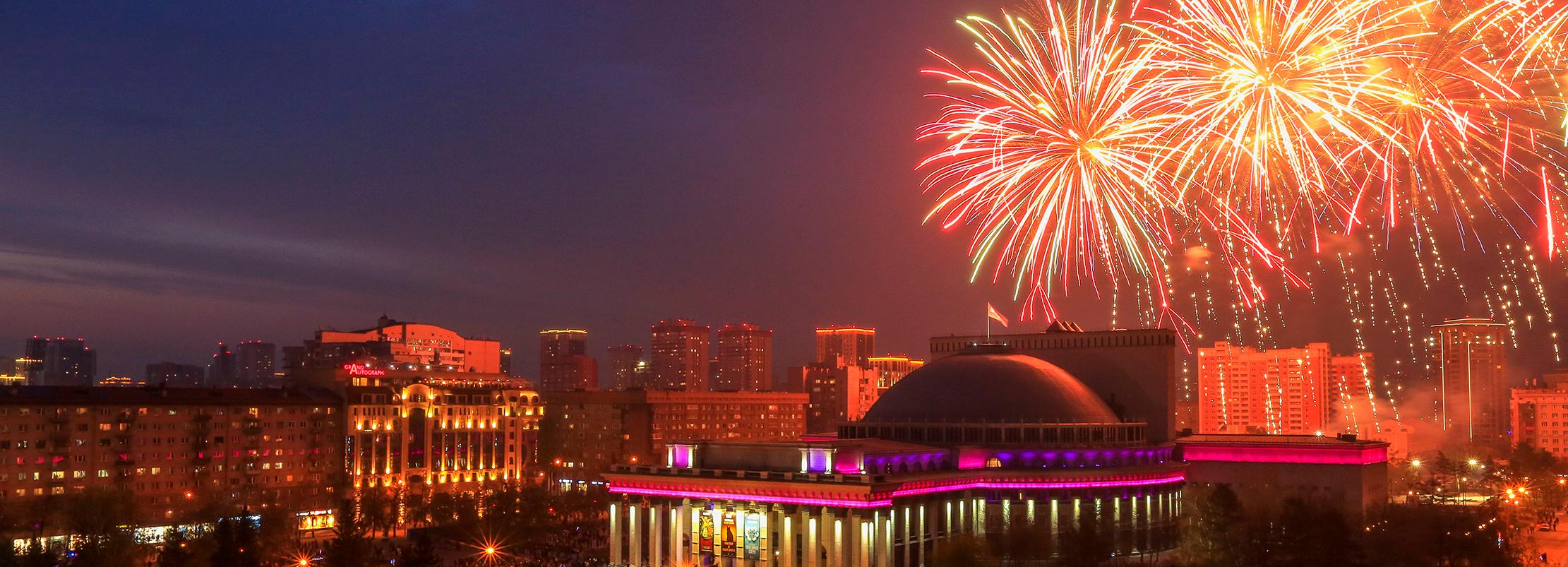 Фейерверки озарили небо над Новосибирском — смотрим огненные фото