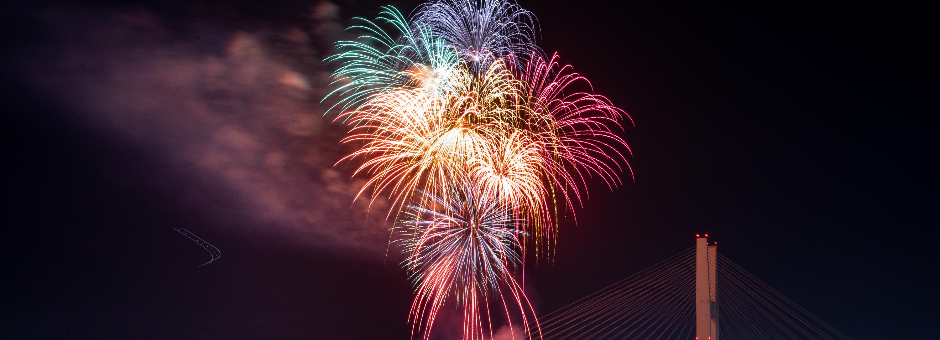 Салют в честь защитников Родины прогремел над Новосибирском: яркие кадры