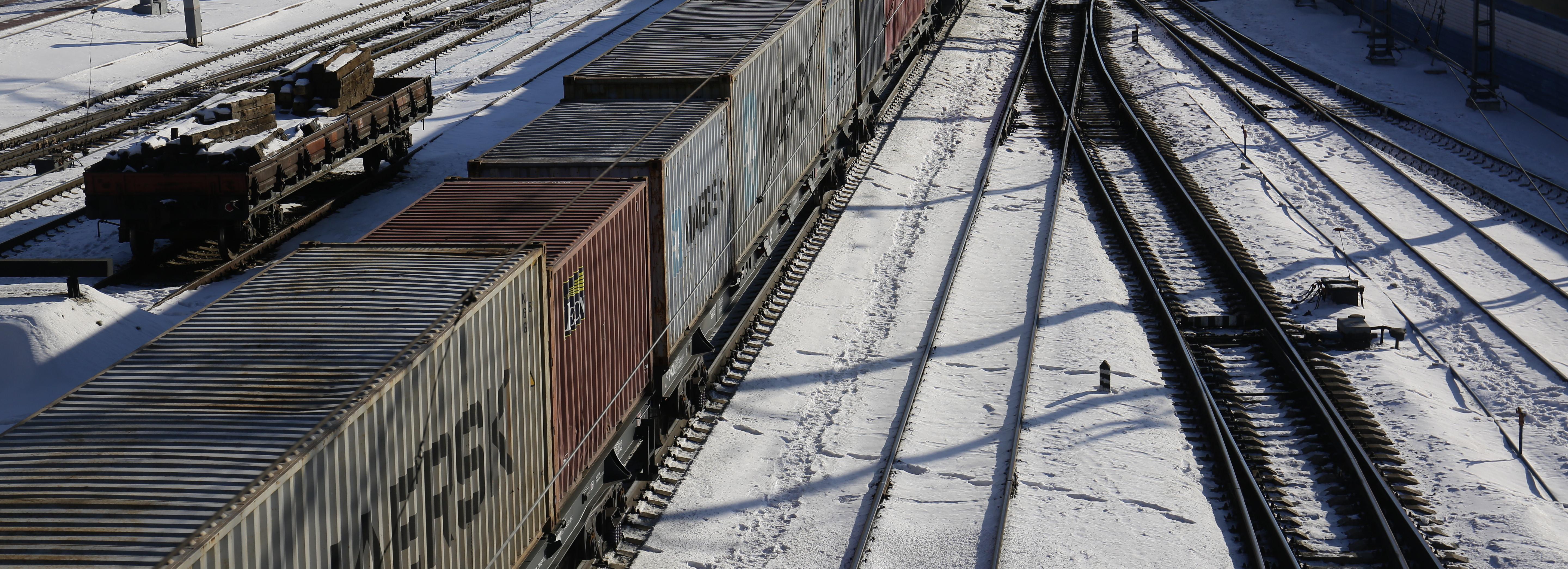 Порожняя платформа грузового поезда сошла с путей под Новосибирском