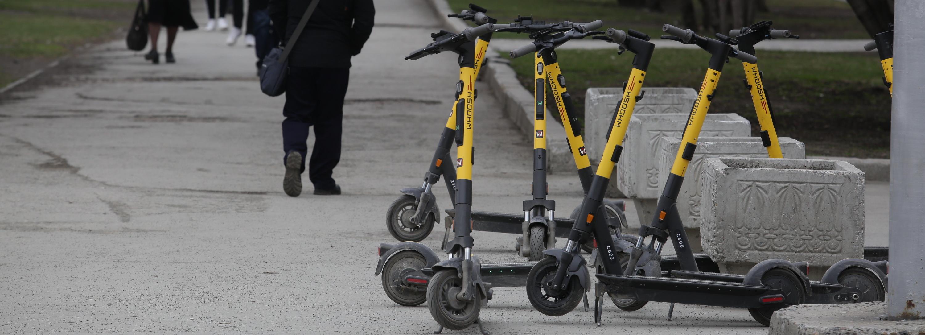 В Новосибирске ограничат скорость самокатов и введут плату за их стоянку
