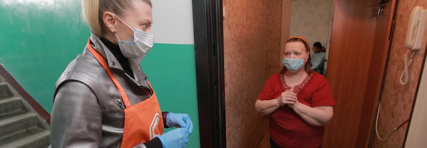 Волонтёры Новосибирска сыграли на гармошке самоизолированным ветеранам