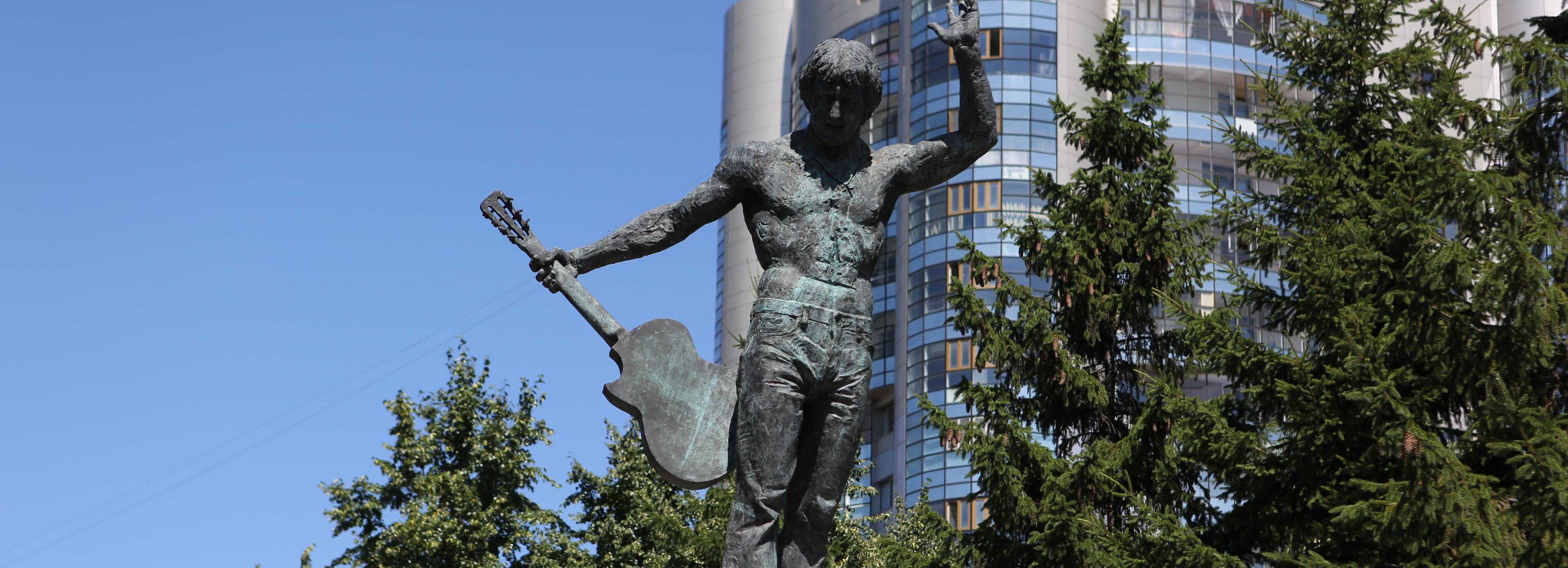 Песни Высоцкого исполнят у памятника за театром «Глобус»