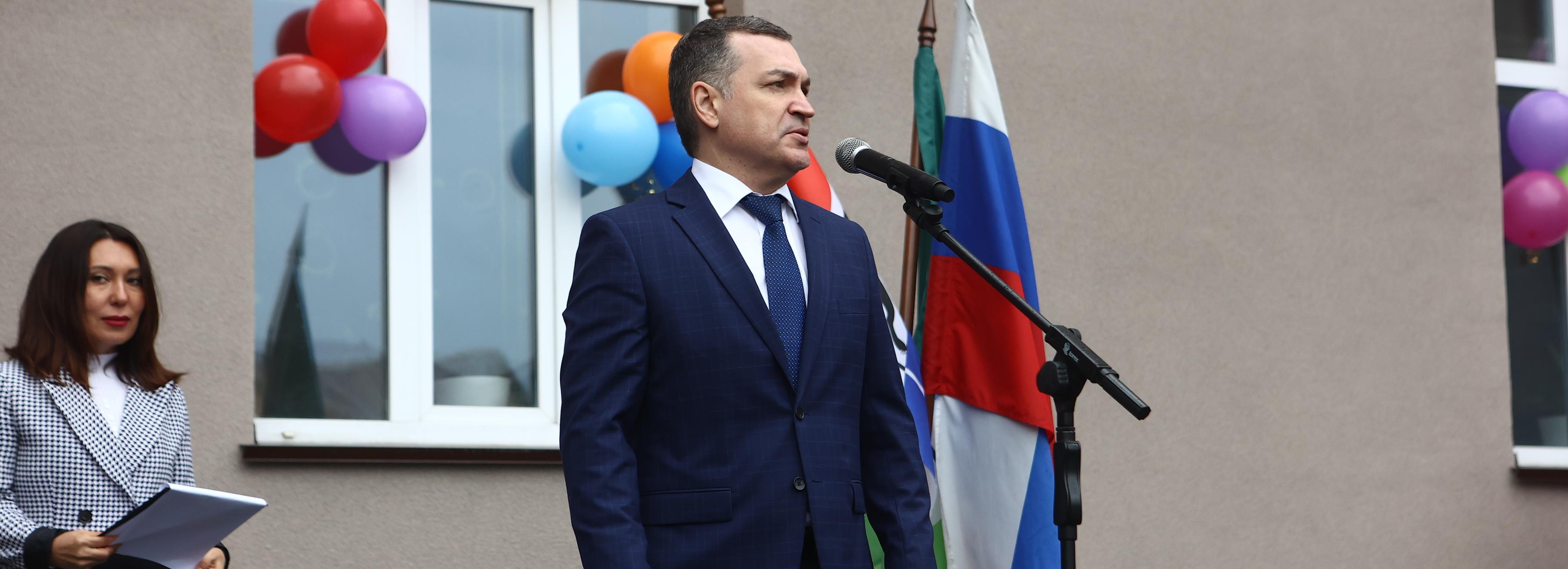 Мэр Кудрявцев побывал на линейке в обновлённой школе на Ереванской