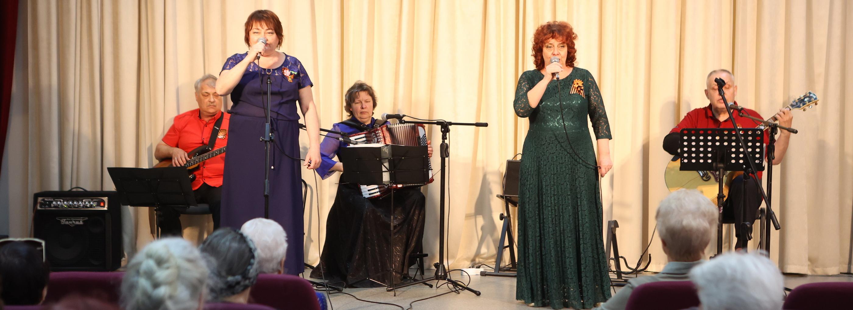 Для детей войны устроили концерт с песнями Высоцкого и Окуджавы