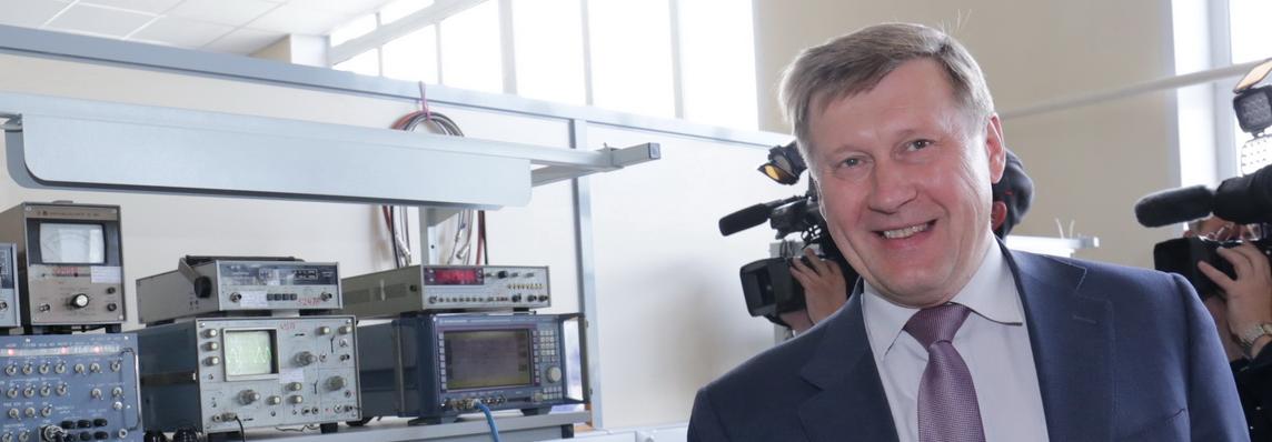 Мэр Анатолий Локоть поздравляет новосибирцев с Днём радио