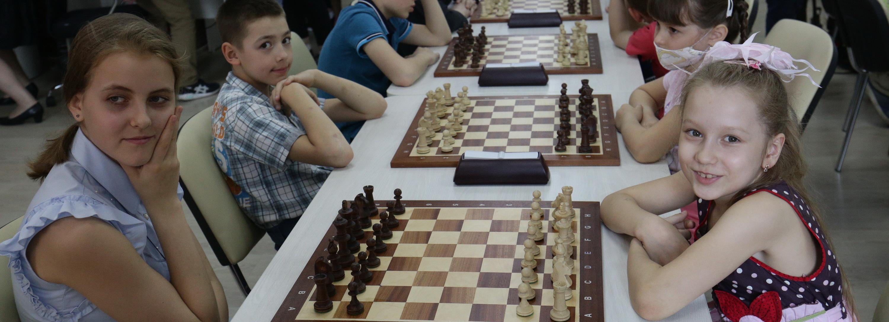 Школьники борются за победу на первенстве области по шахматам