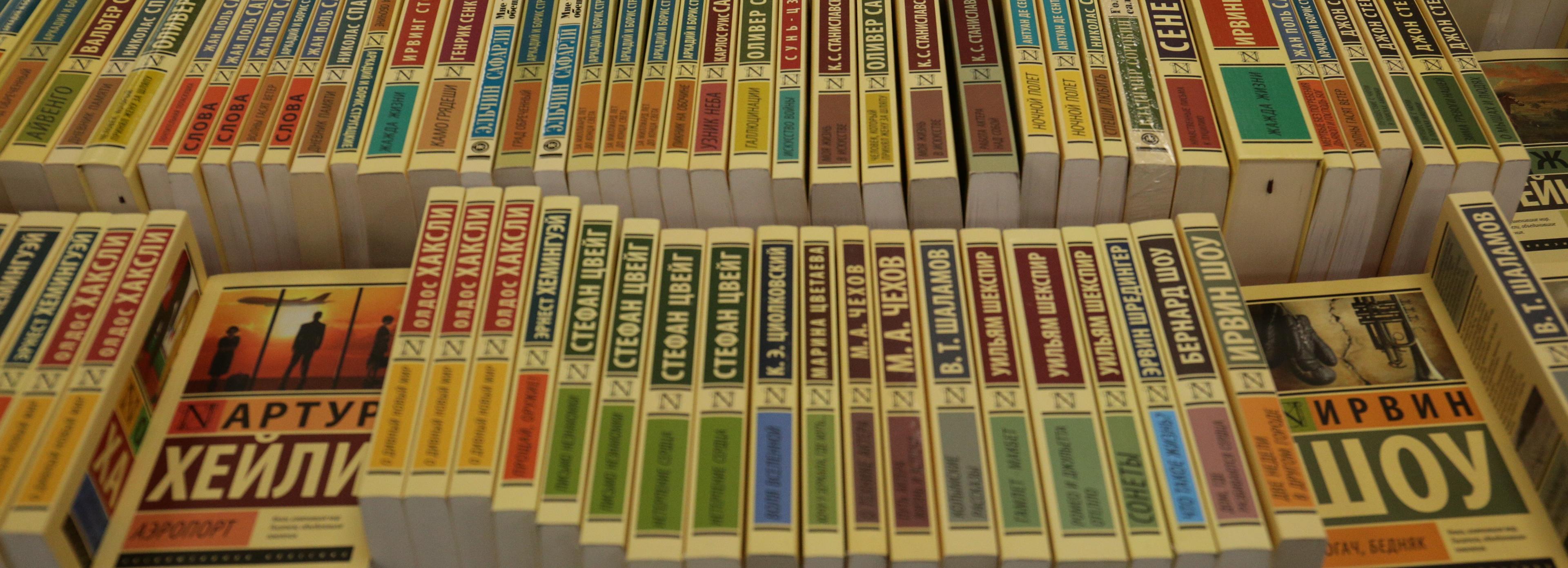 Волонтёры с ментальными расстройствами читают книги одиноким старикам