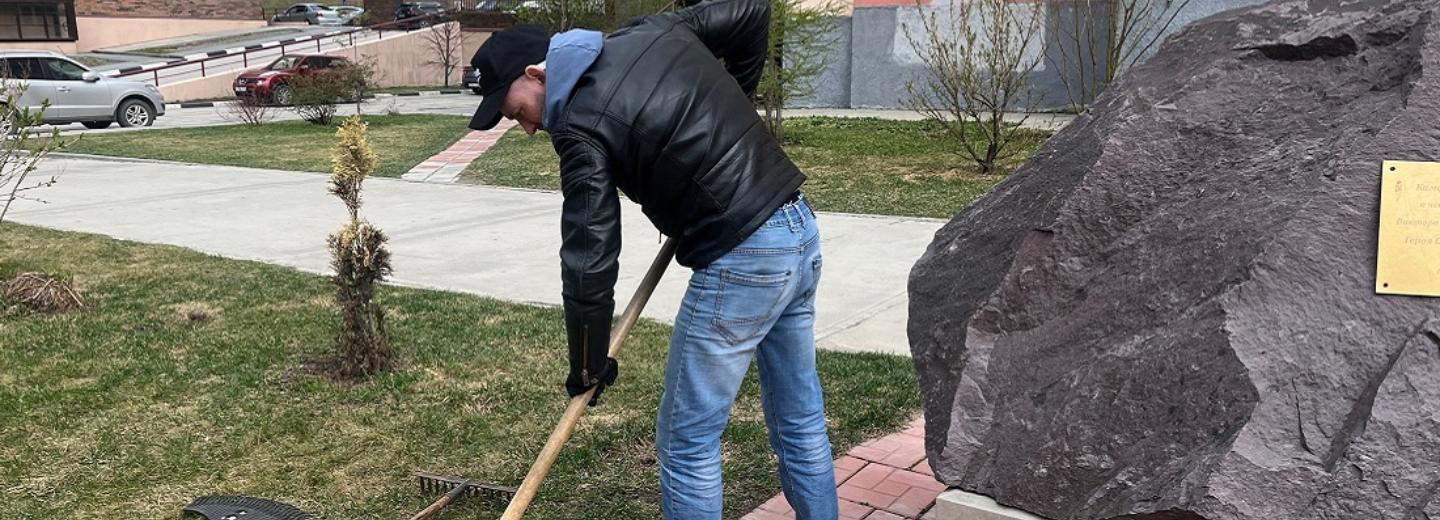 Жители Акатуйского навели чистоту возле памятного камня Виктору Усу