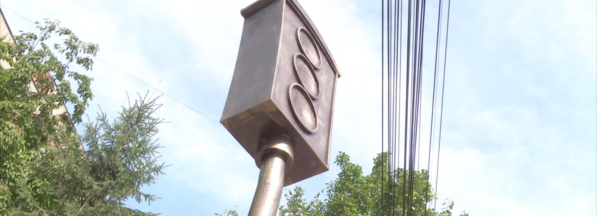 ГАИ устроила у памятника светофору в Новосибирске праздник с детьми