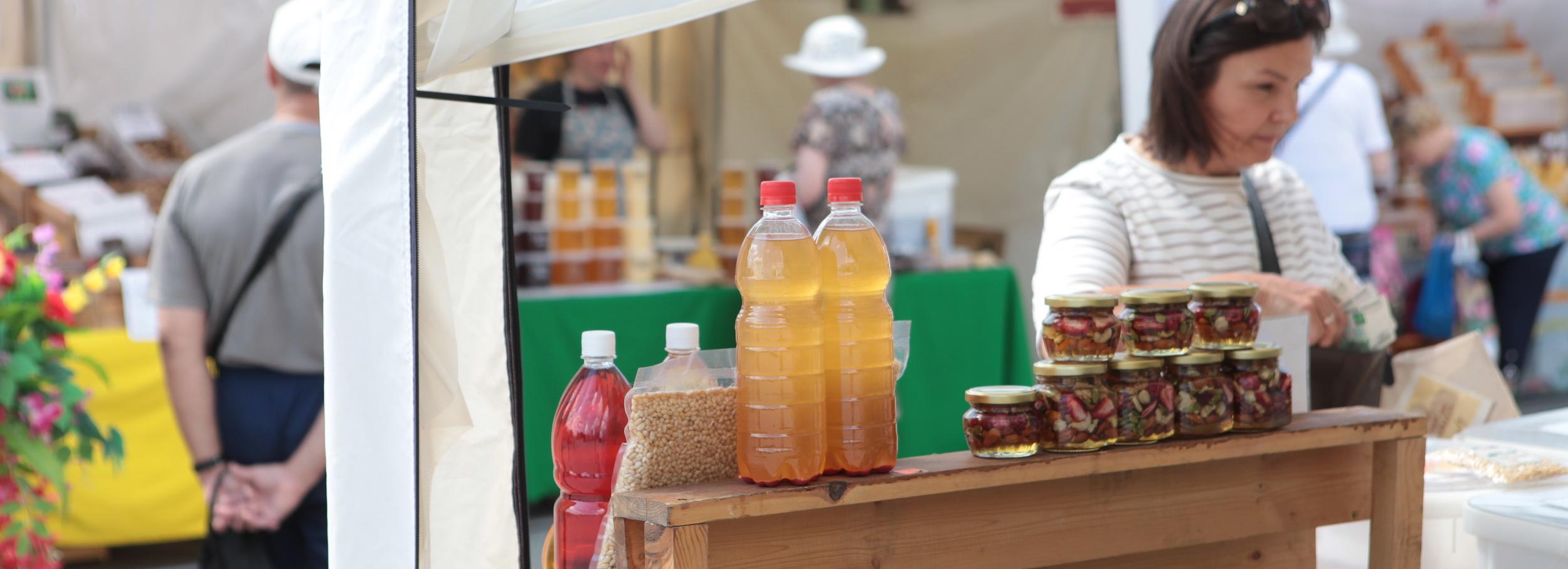 Более 100 литров медовухи изъяли на ярмарке у ГПНТБ