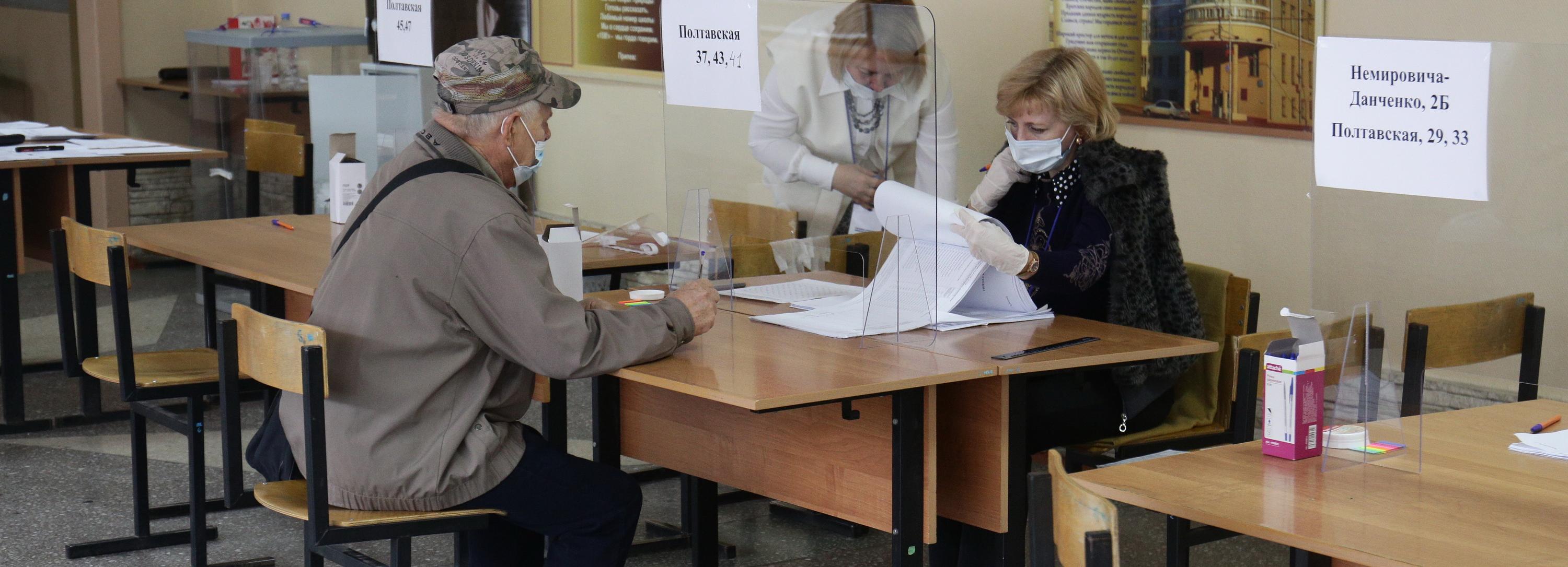 Первый день выборов в Новосибирске: репортаж с одного из участков