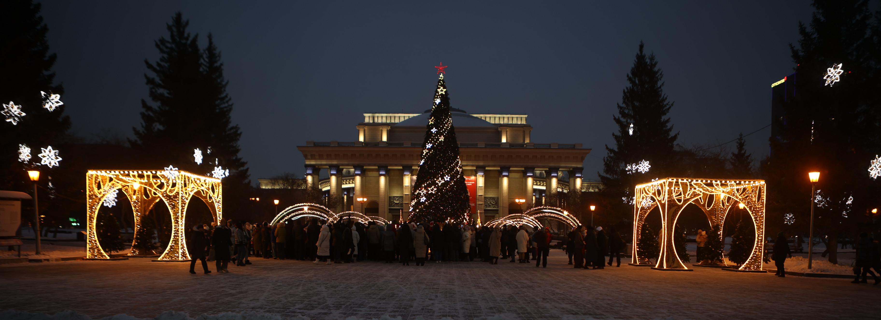Главная новогодняя ёлка Новосибирска засияла на площади Ленина