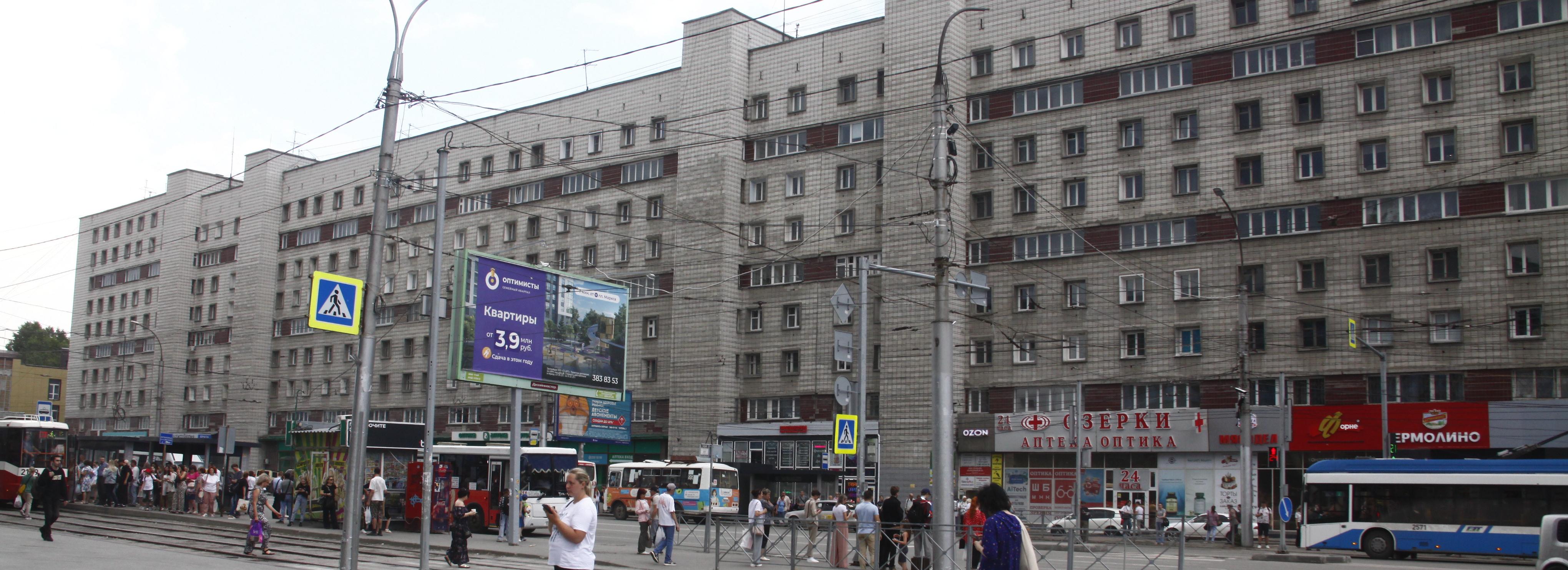 Общий балкон и окна в прихожих: ходим по шумозащитному дому на Маркса