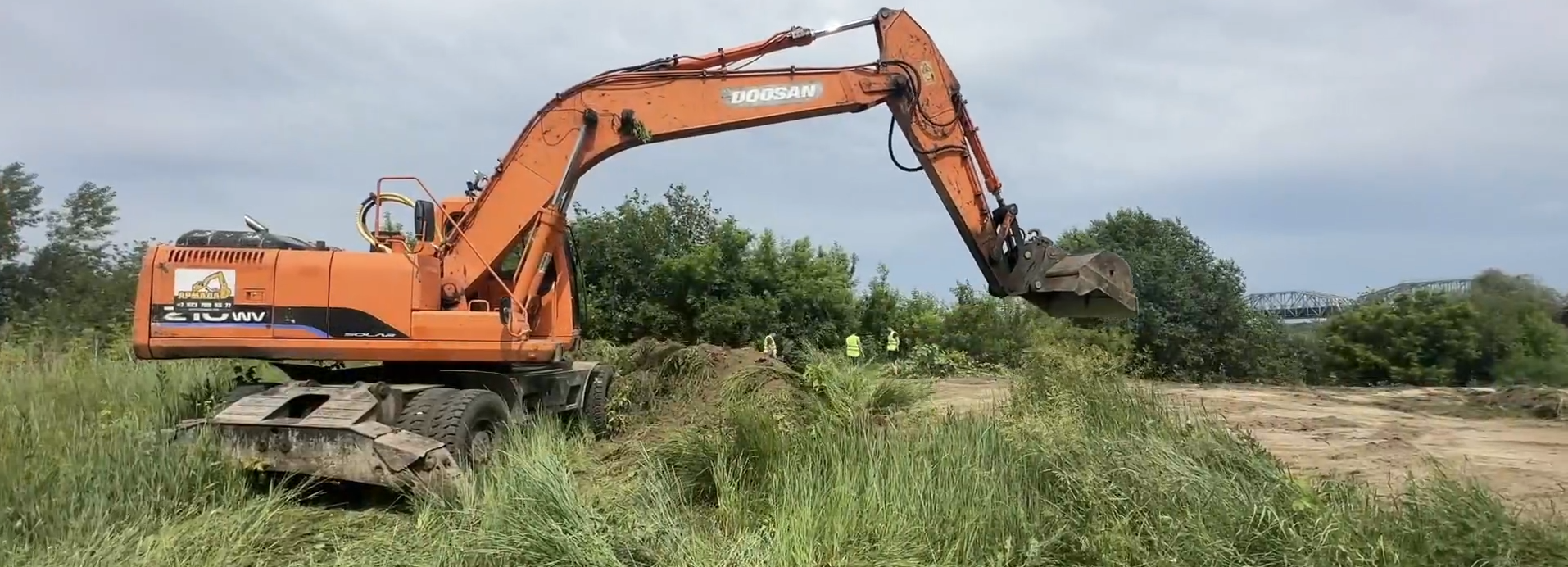 В парке «Чемской берег» пилят аварийные деревья и освобождают территорию
