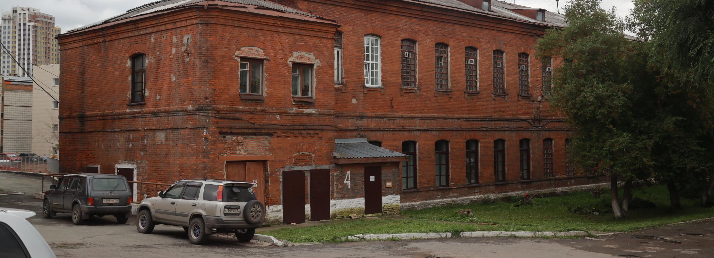 Фактура дореволюционной России: гуляем по Красным казармам в Новосибирске