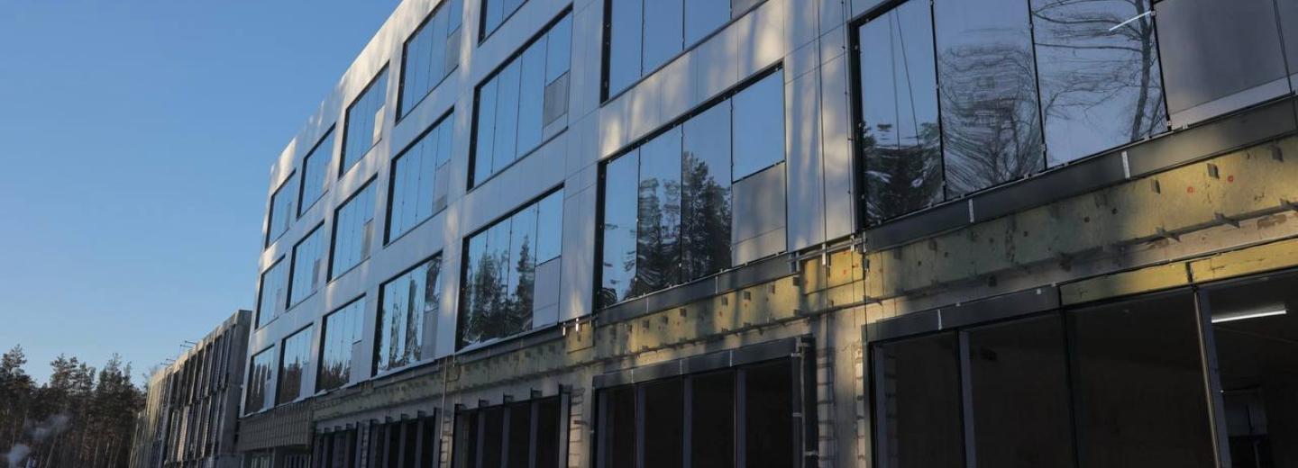 Отопление начали монтировать в новом учебном центре для врачей в НГУ