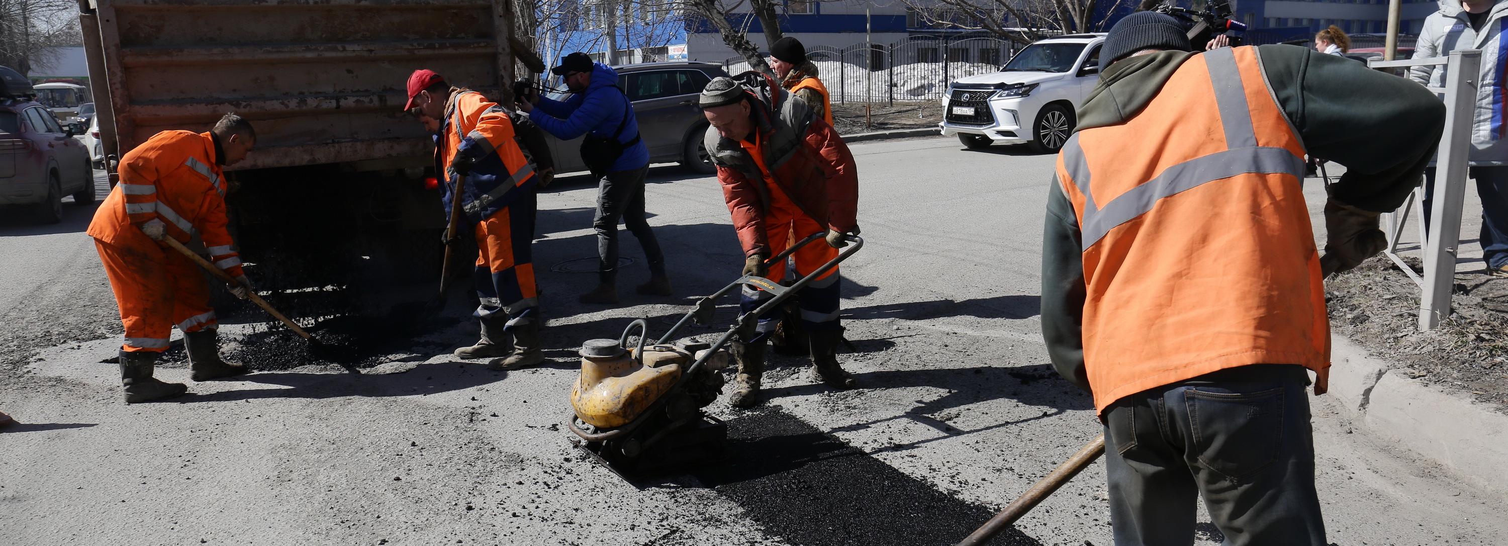 С самых разбитых дорог начнут полноценный ямочный ремонт в Новосибирске