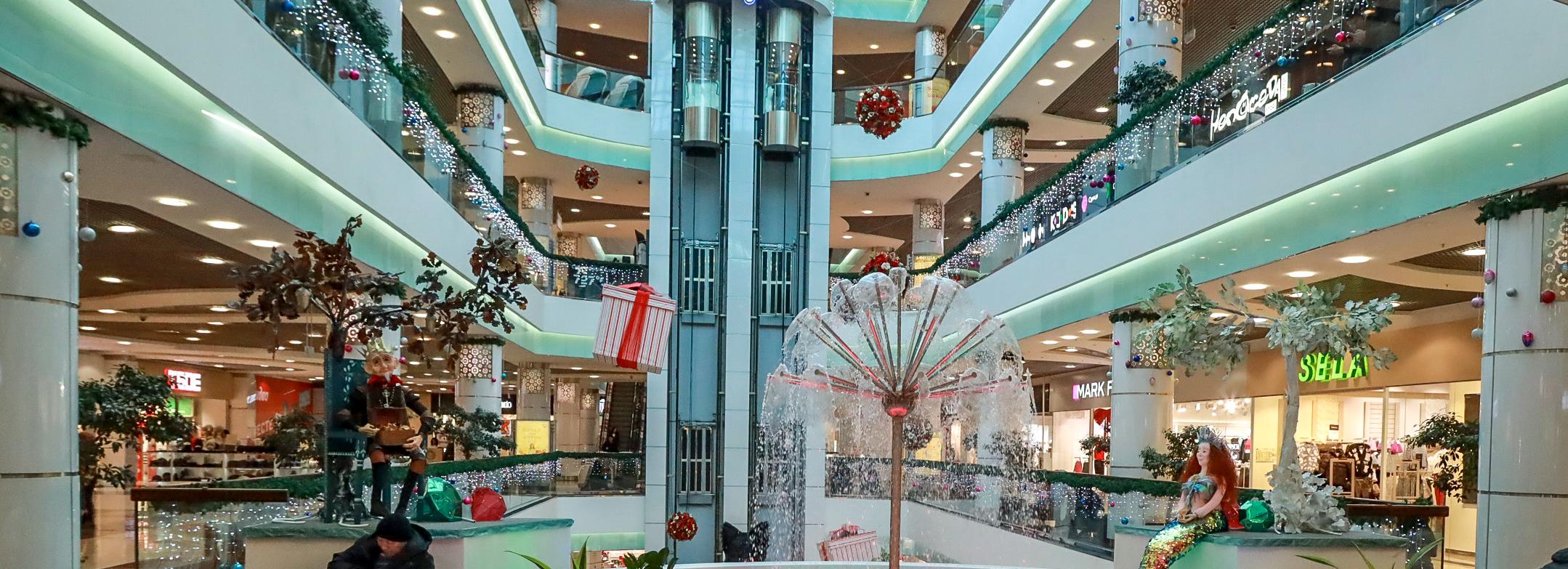 Меховые статуи и канделябры: мэрия раздала награды за новогодний креатив