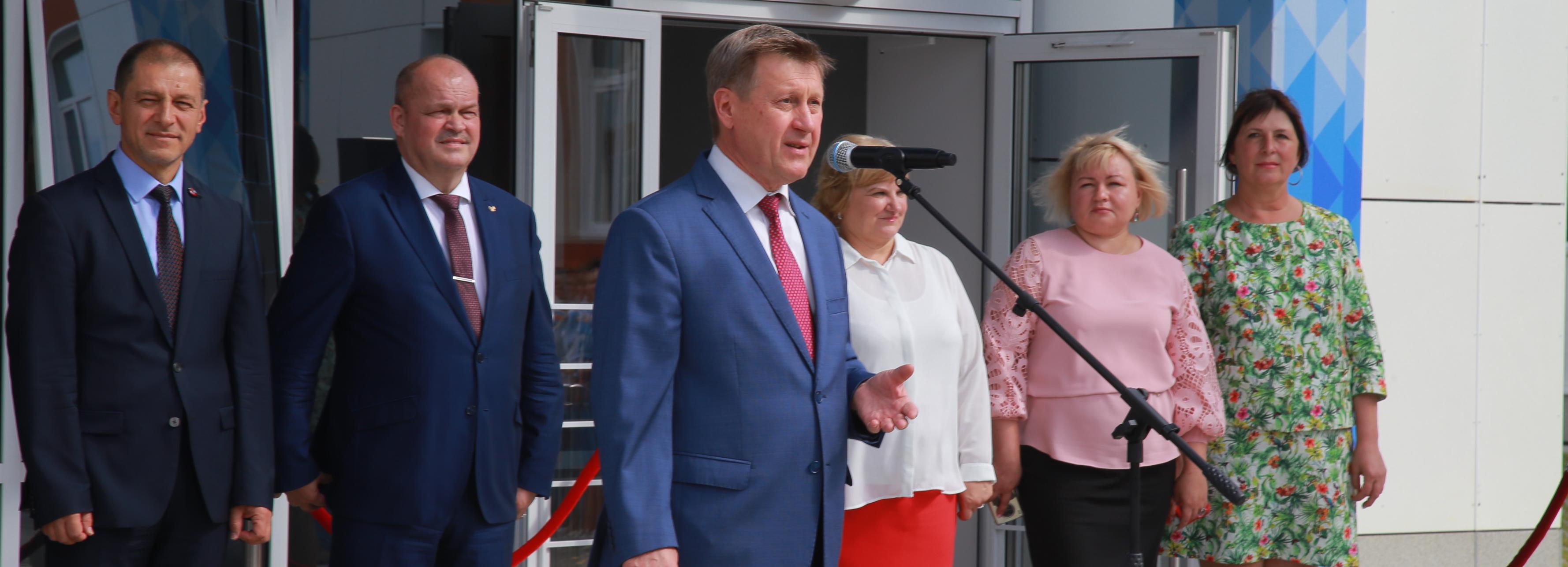 Мэр Анатолий Локоть поздравляет с Днём учителя