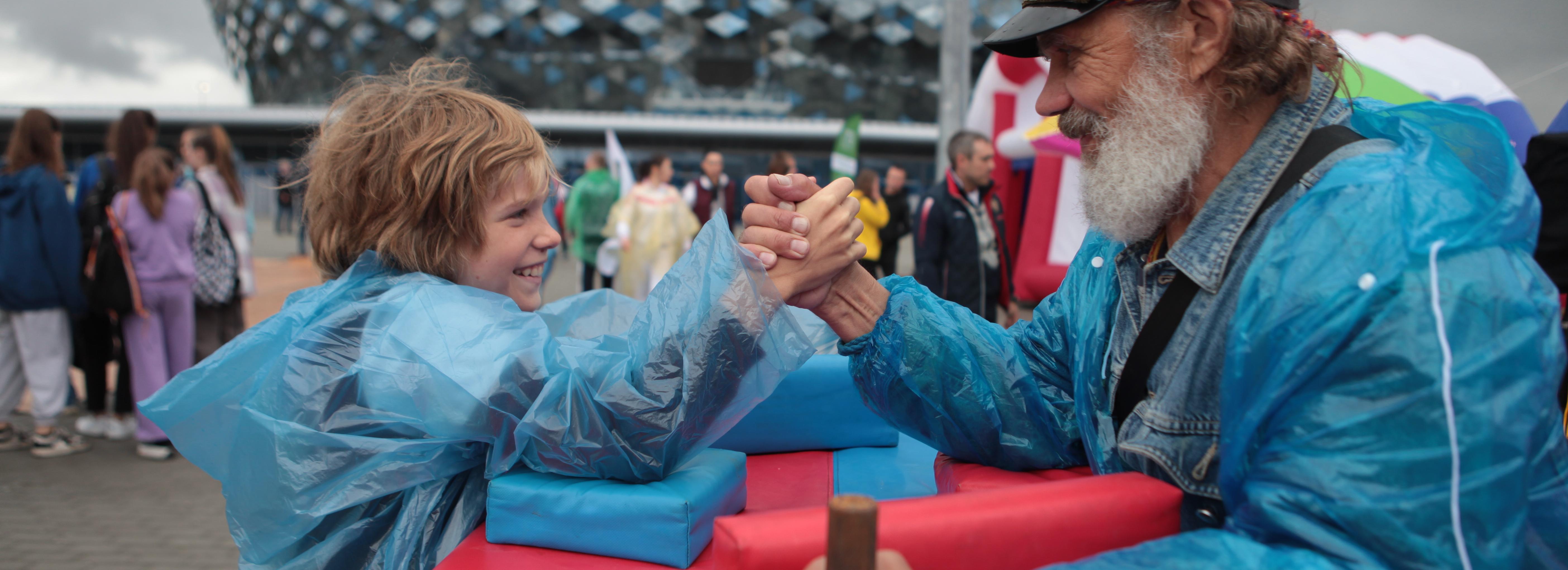 Физкульт-привет: новосибирцы массово занялись спортом у нового ЛДС