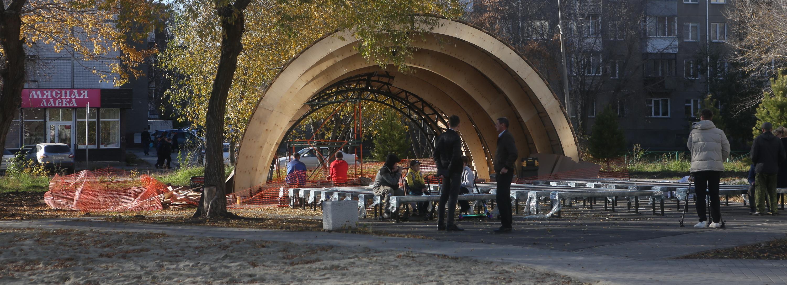В сквере «Радуга» на Троллейном уже сделали дорожки и монтируют сцену