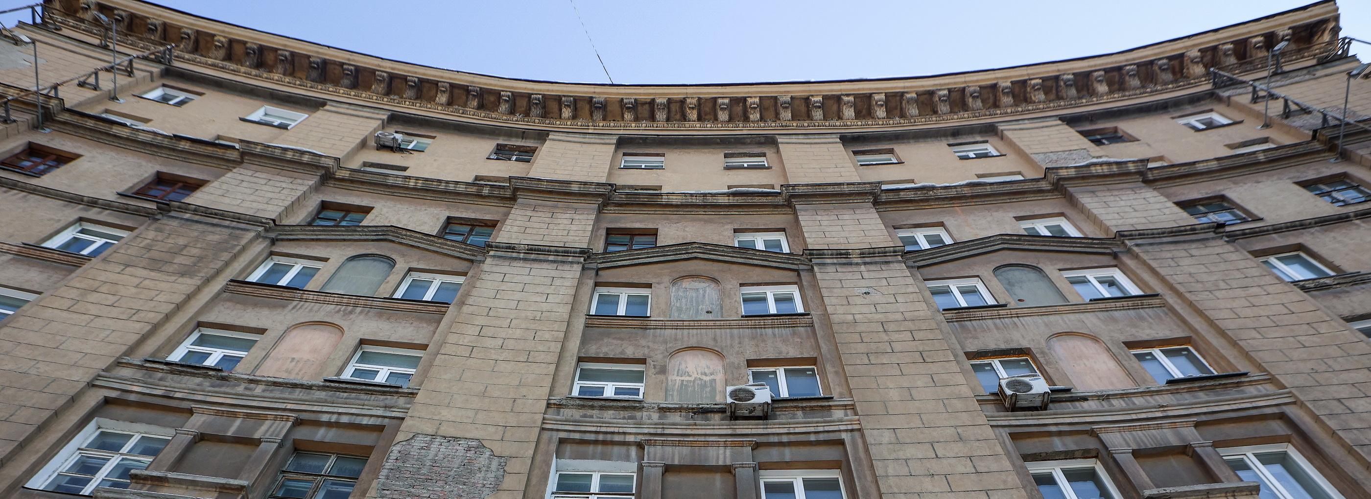 На крыше сушили бельё: заглянем в Дом под строкой на Красном проспекте