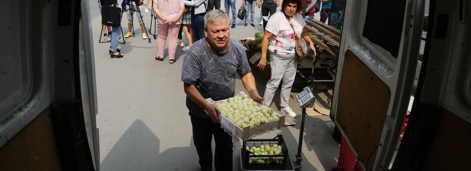 Тонну продуктов изъяли у нелегальных торговцев в Новосибирске