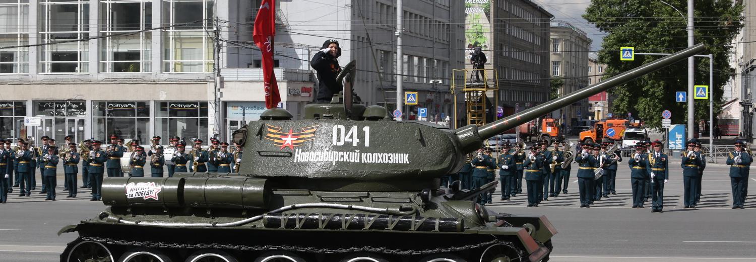 На площадь Ленина выехали танки: фото с генеральной репетиции парада