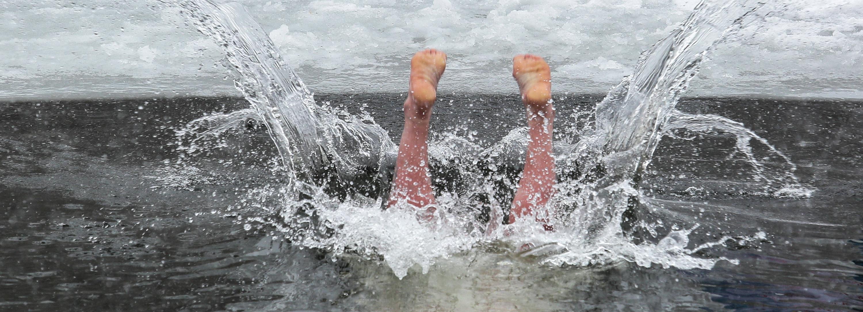 Моржи Новосибирска открыли купальный сезон — 25 леденящих душу фото