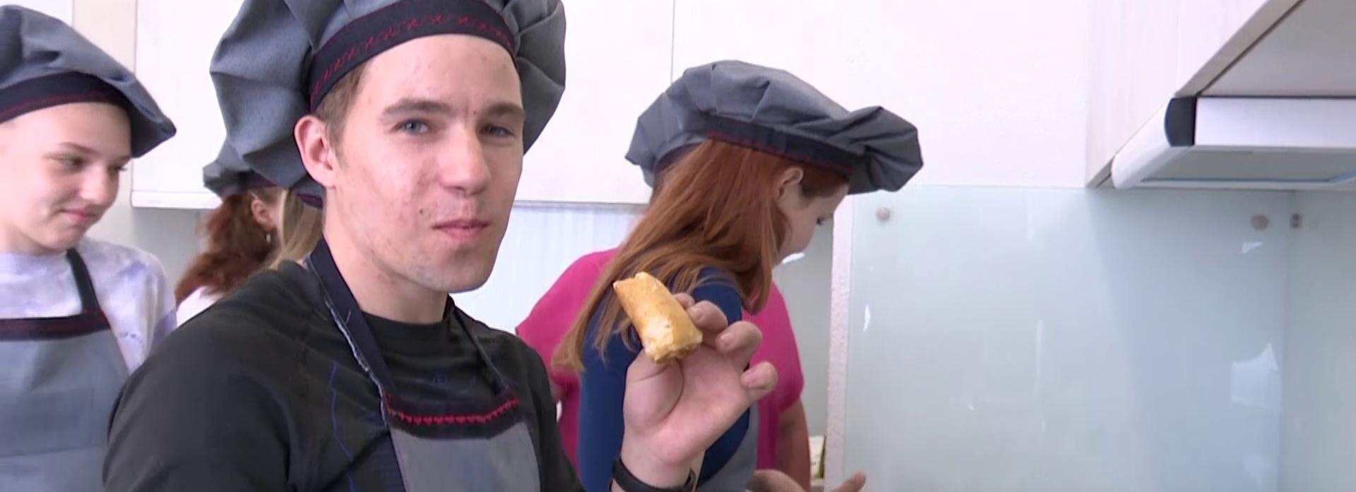 Печь блины и помогать пострадавшим научили детей в центре «Тёплый дом»