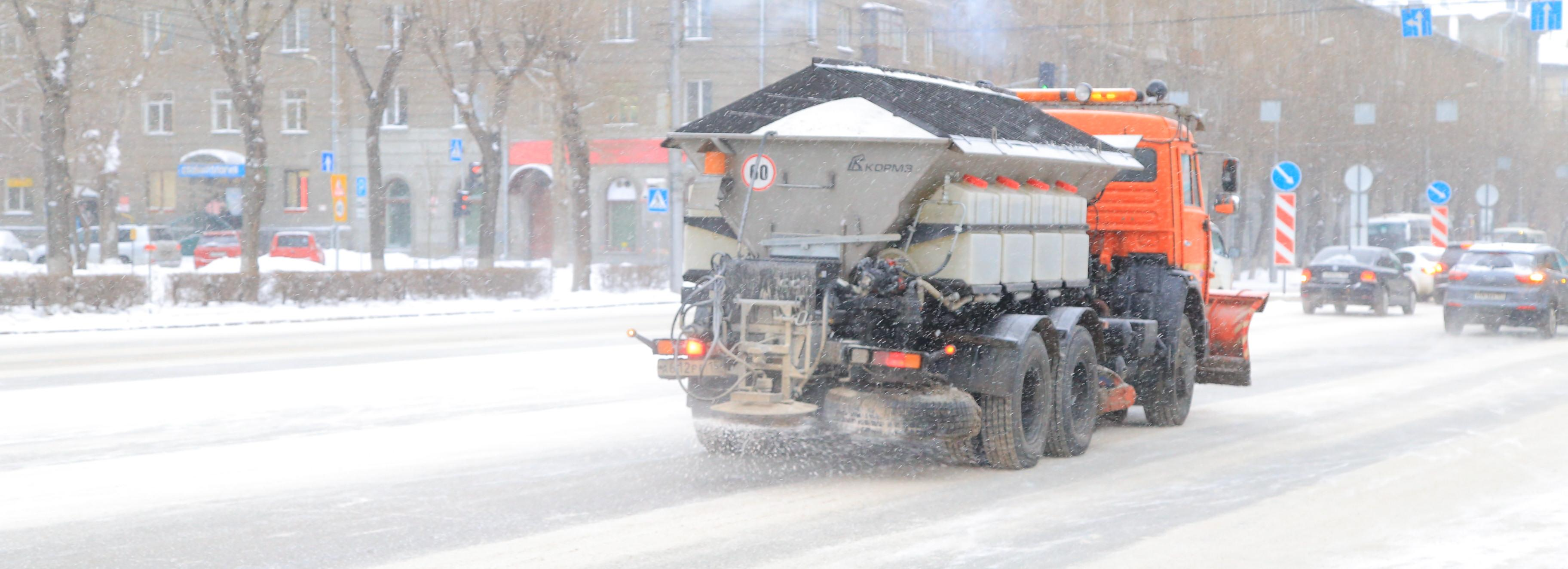 125 машин ликвидируют последствия снегопада в Новосибирске
