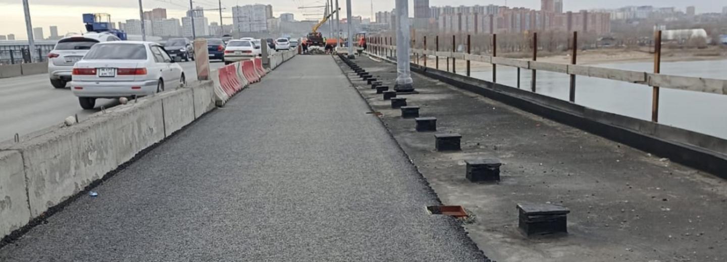 Финишный слой асфальта уложили на двух полосах Октябрьского моста