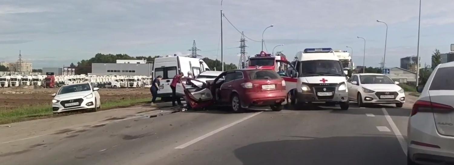 Три автомобиля столкнулись в городе Оби под Новосибирском