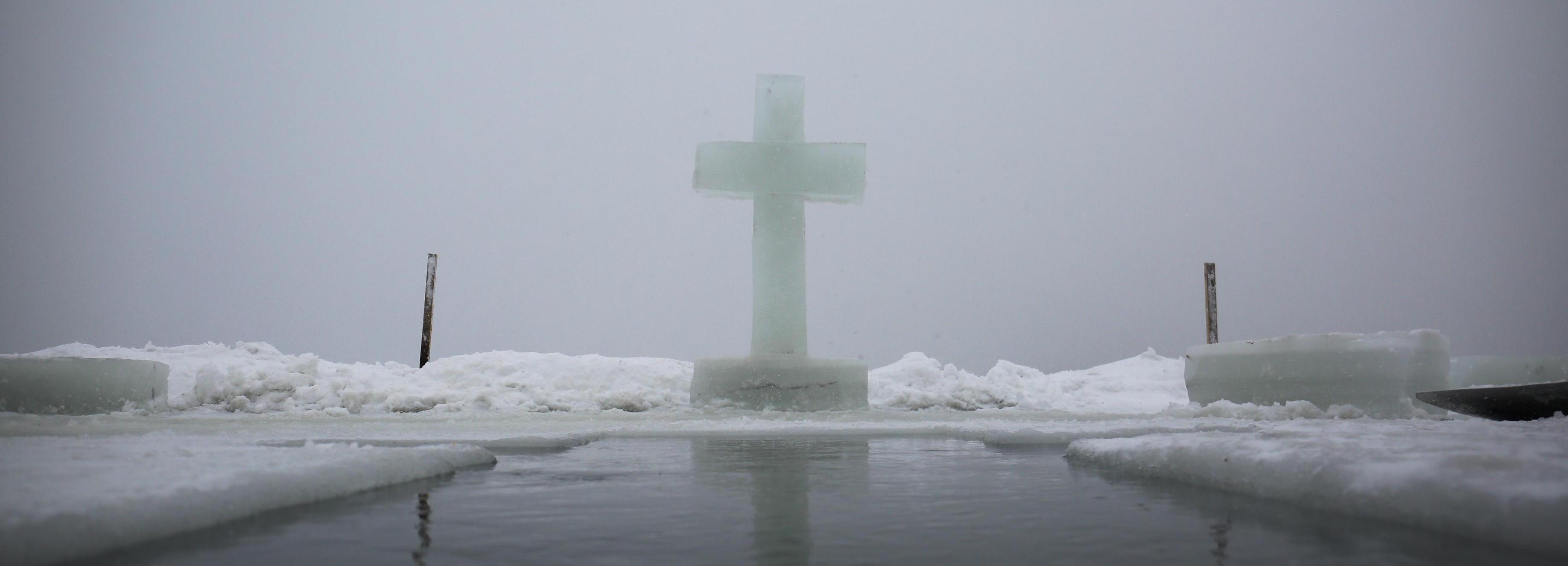 Почти 800 человек нырнули в две крещенские проруби в Новосибирске