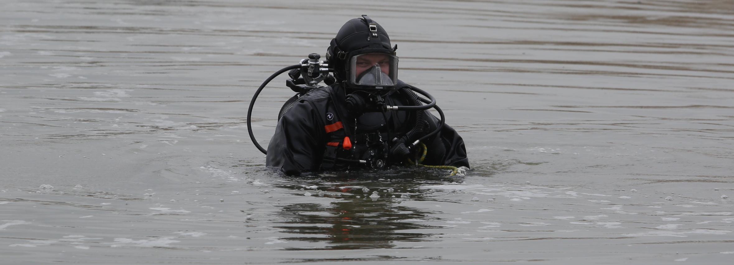 Во время прогулки с родителями 8-летний мальчик провалился под лёд на Ине