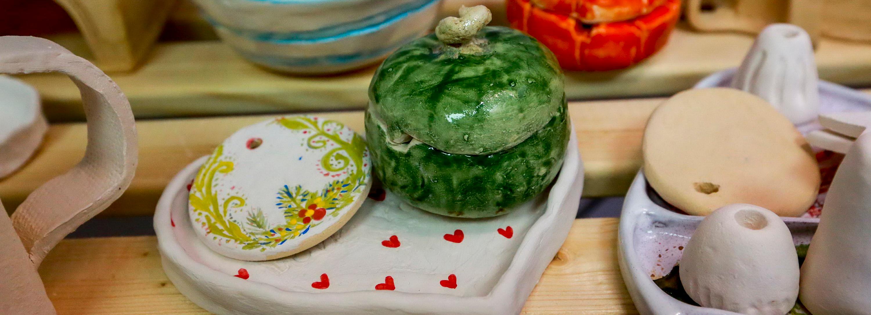 Работе на гончарном круге бесплатно учат в мастерской «ЖАРче»