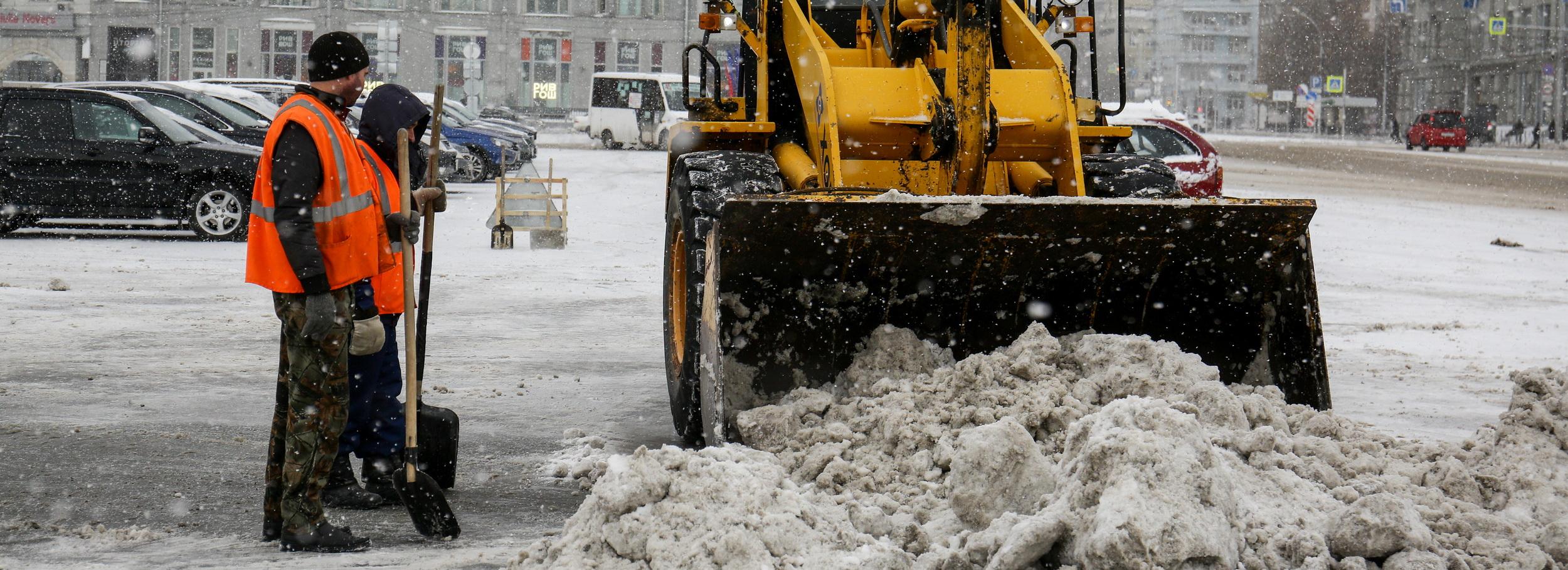 Скалывающие накат на дорогах Новосибирска грейдеры сломались в морозы